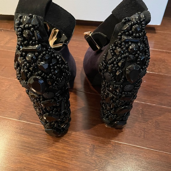 Funky sexy Mafani… suede heels with beautiful beaded heels all black - Picture 2 of 6